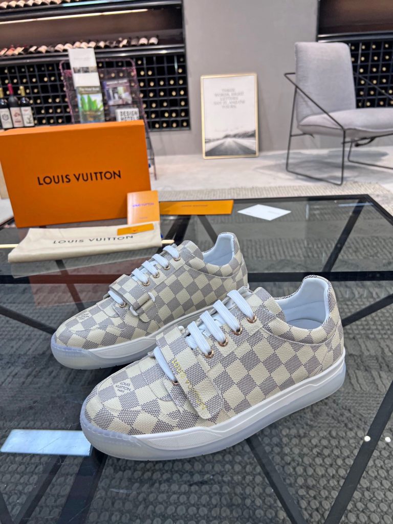 🎭 Brand: LOUIS VUITTON 🎭 Color: Original color matching 🎭 Yards: 38-44 standard 🎭 Price: 480 🎭 Material: Louis Vuitton ® New casual shoes! Original quality 🔜 Lapang process 👋 Imported cow leather upper ➕ Breathable mesh lining 💫 Stylish, simple and generous design 👣 Original LV outsole