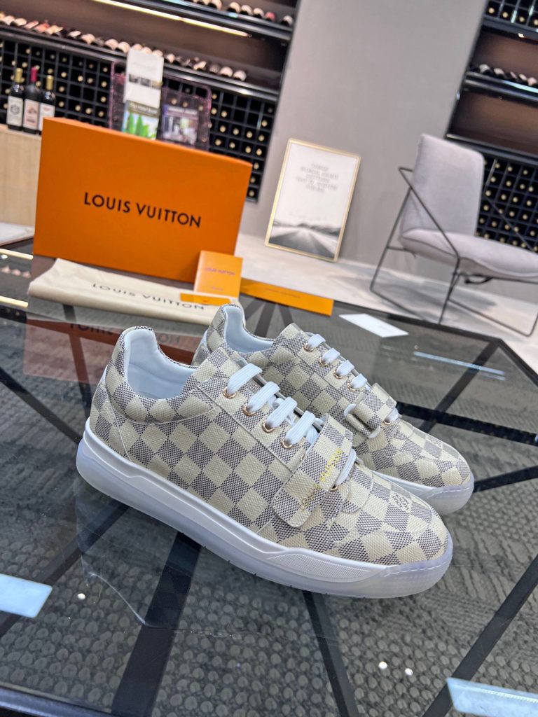 🎭 Brand: LOUIS VUITTON 🎭 Color: Original color matching 🎭 Yards: 38-44 standard 🎭 Price: 480 🎭 Material: Louis Vuitton ® New casual shoes! Original quality 🔜 Lapang process 👋 Imported cow leather upper ➕ Breathable mesh lining 💫 Stylish, simple and generous design 👣 Original LV outsole