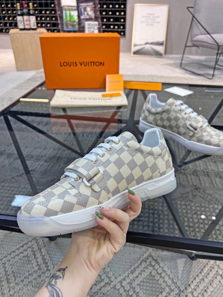 🎭 Brand: LOUIS VUITTON 🎭 Color: Original color matching 🎭 Yards: 38-44 standard 🎭 Price: 480 🎭 Material: Louis Vuitton ® New casual shoes! Original quality 🔜 Lapang process 👋 Imported cow leather upper ➕ Breathable mesh lining 💫 Stylish, simple and generous design 👣 Original LV outsole