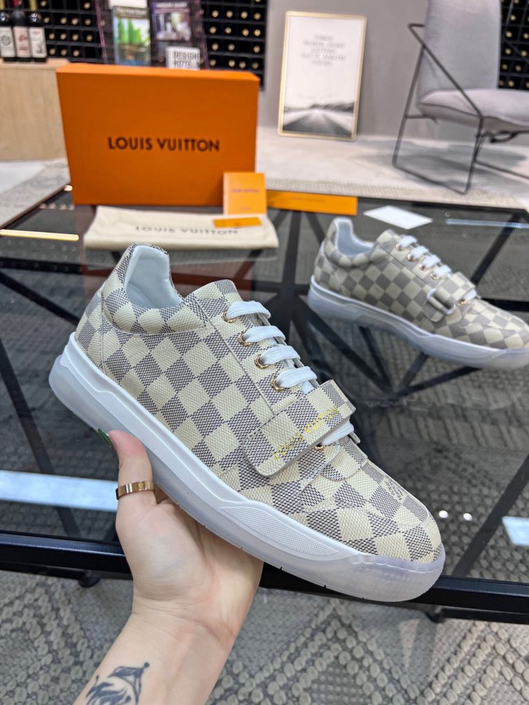 🎭 Brand: LOUIS VUITTON 🎭 Color: Original color matching 🎭 Yards: 38-44 standard 🎭 Price: 480 🎭 Material: Louis Vuitton ® New casual shoes! Original quality 🔜 Lapang process 👋 Imported cow leather upper ➕ Breathable mesh lining 💫 Stylish, simple and generous design 👣 Original LV outsole