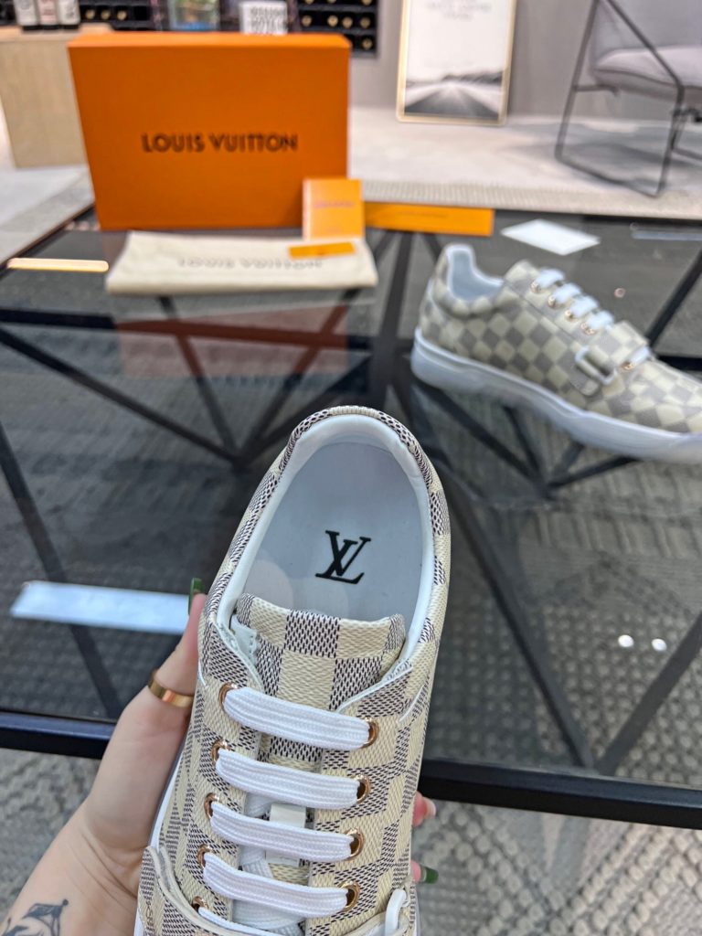 🎭 Brand: LOUIS VUITTON 🎭 Color: Original color matching 🎭 Yards: 38-44 standard 🎭 Price: 480 🎭 Material: Louis Vuitton ® New casual shoes! Original quality 🔜 Lapang process 👋 Imported cow leather upper ➕ Breathable mesh lining 💫 Stylish, simple and generous design 👣 Original LV outsole