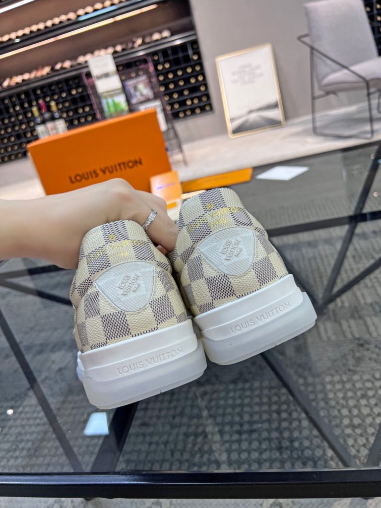 🎭 Brand: LOUIS VUITTON 🎭 Color: Original color matching 🎭 Yards: 38-44 standard 🎭 Price: 480 🎭 Material: Louis Vuitton ® New casual shoes! Original quality 🔜 Lapang process 👋 Imported cow leather upper ➕ Breathable mesh lining 💫 Stylish, simple and generous design 👣 Original LV outsole