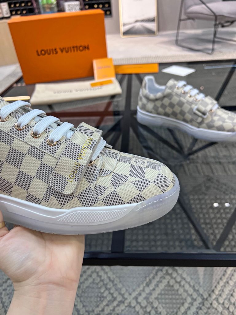 🎭 Brand: LOUIS VUITTON 🎭 Color: Original color matching 🎭 Yards: 38-44 standard 🎭 Price: 480 🎭 Material: Louis Vuitton ® New casual shoes! Original quality 🔜 Lapang process 👋 Imported cow leather upper ➕ Breathable mesh lining 💫 Stylish, simple and generous design 👣 Original LV outsole