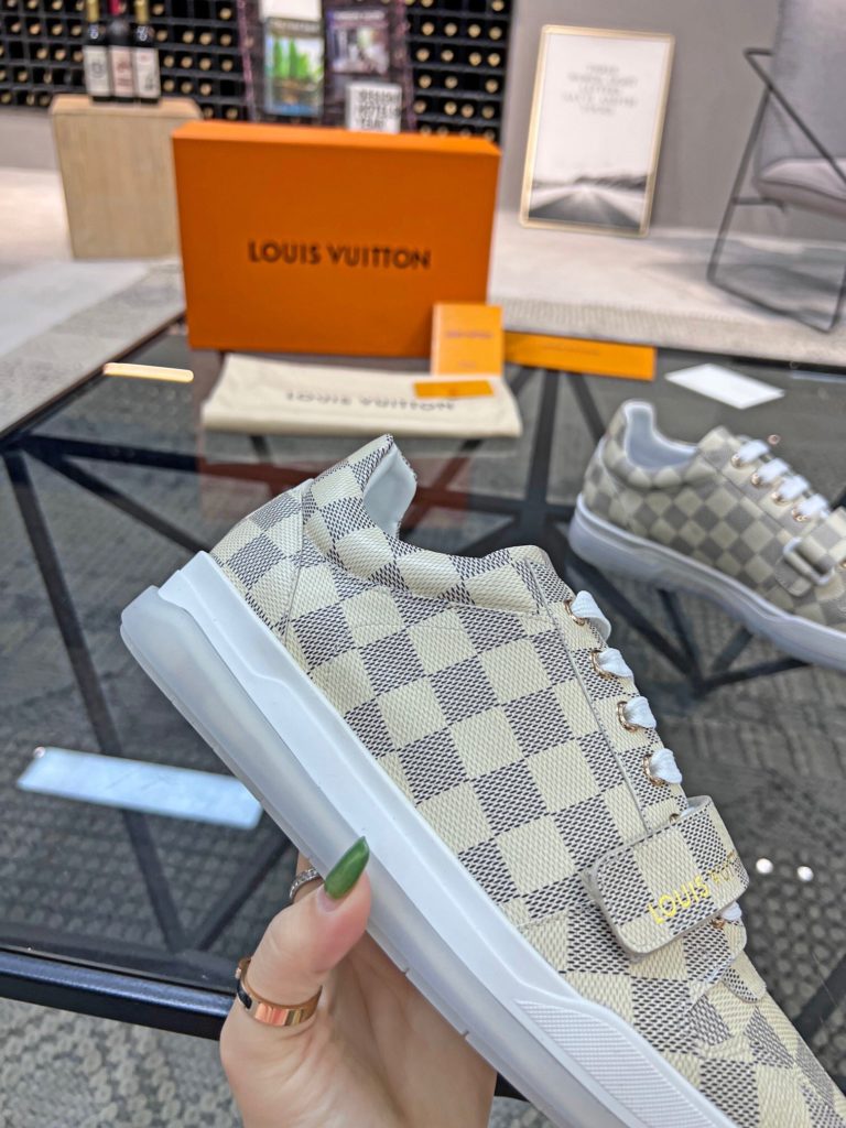 🎭 Brand: LOUIS VUITTON 🎭 Color: Original color matching 🎭 Yards: 38-44 standard 🎭 Price: 480 🎭 Material: Louis Vuitton ® New casual shoes! Original quality 🔜 Lapang process 👋 Imported cow leather upper ➕ Breathable mesh lining 💫 Stylish, simple and generous design 👣 Original LV outsole