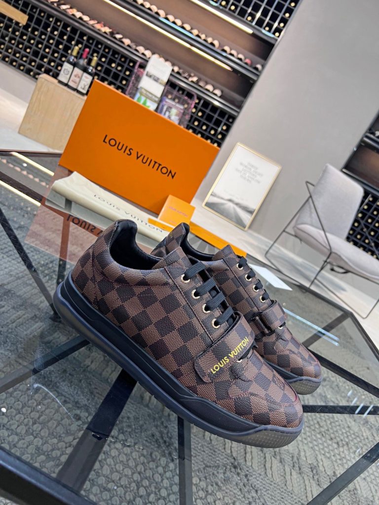 🎭 Brand: LOUIS VUITTON 🎭 Color: Original color matching 🎭 Yards: 38-44 standard 🎭 Price: 480 🎭 Material: Louis Vuitton ® New casual shoes! Original quality 🔜 Lapang process 👋 Imported cow leather upper ➕ Breathable mesh lining 💫 Stylish, simple and generous design 👣 Original LV outsole