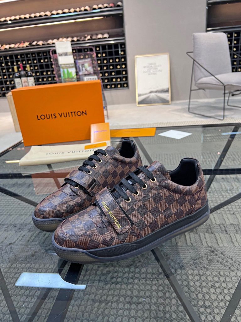 🎭 Brand: LOUIS VUITTON 🎭 Color: Original color matching 🎭 Yards: 38-44 standard 🎭 Price: 480 🎭 Material: Louis Vuitton ® New casual shoes! Original quality 🔜 Lapang process 👋 Imported cow leather upper ➕ Breathable mesh lining 💫 Stylish, simple and generous design 👣 Original LV outsole