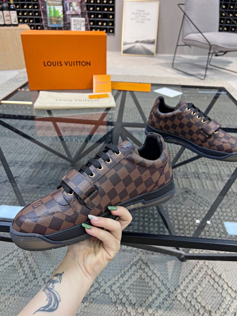 🎭 Brand: LOUIS VUITTON 🎭 Color: Original color matching 🎭 Yards: 38-44 standard 🎭 Price: 480 🎭 Material: Louis Vuitton ® New casual shoes! Original quality 🔜 Lapang process 👋 Imported cow leather upper ➕ Breathable mesh lining 💫 Stylish, simple and generous design 👣 Original LV outsole