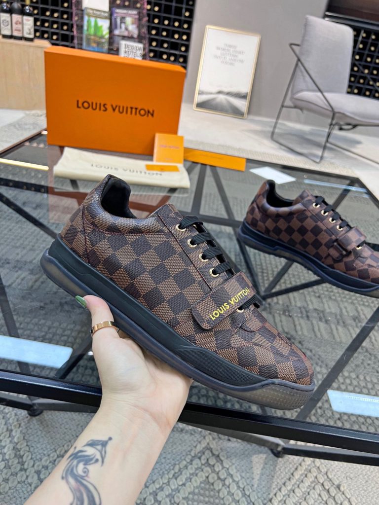 🎭 Brand: LOUIS VUITTON 🎭 Color: Original color matching 🎭 Yards: 38-44 standard 🎭 Price: 480 🎭 Material: Louis Vuitton ® New casual shoes! Original quality 🔜 Lapang process 👋 Imported cow leather upper ➕ Breathable mesh lining 💫 Stylish, simple and generous design 👣 Original LV outsole