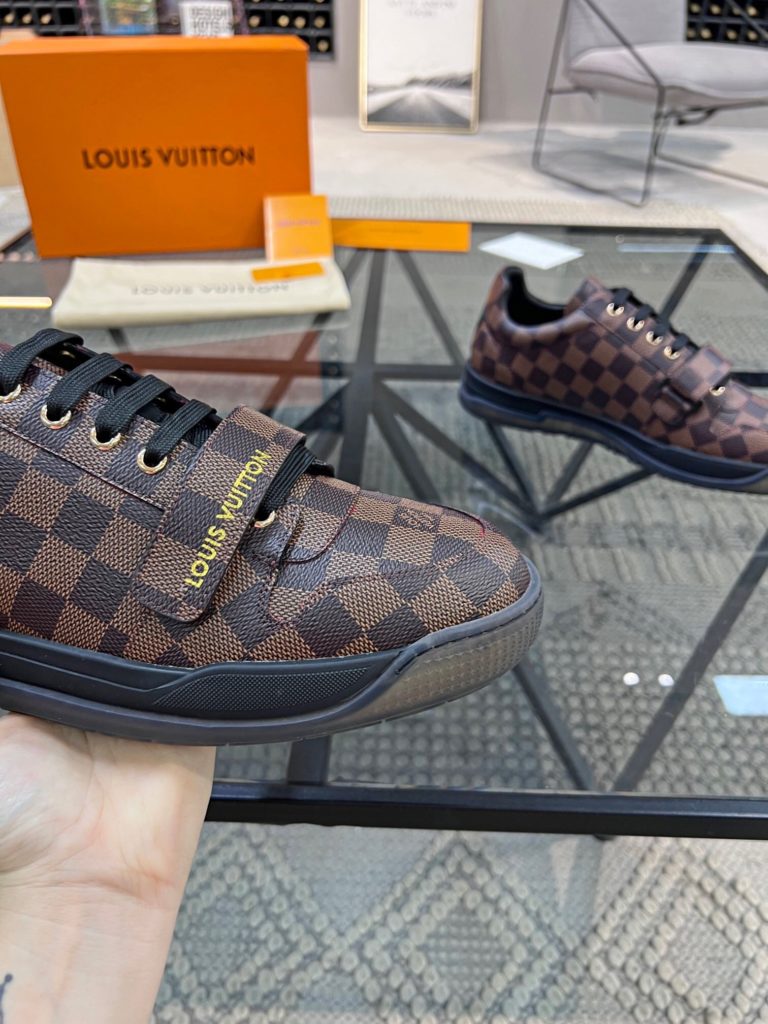 🎭 Brand: LOUIS VUITTON 🎭 Color: Original color matching 🎭 Yards: 38-44 standard 🎭 Price: 480 🎭 Material: Louis Vuitton ® New casual shoes! Original quality 🔜 Lapang process 👋 Imported cow leather upper ➕ Breathable mesh lining 💫 Stylish, simple and generous design 👣 Original LV outsole