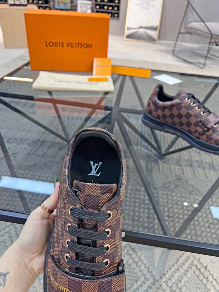 🎭 Brand: LOUIS VUITTON 🎭 Color: Original color matching 🎭 Yards: 38-44 standard 🎭 Price: 480 🎭 Material: Louis Vuitton ® New casual shoes! Original quality 🔜 Lapang process 👋 Imported cow leather upper ➕ Breathable mesh lining 💫 Stylish, simple and generous design 👣 Original LV outsole