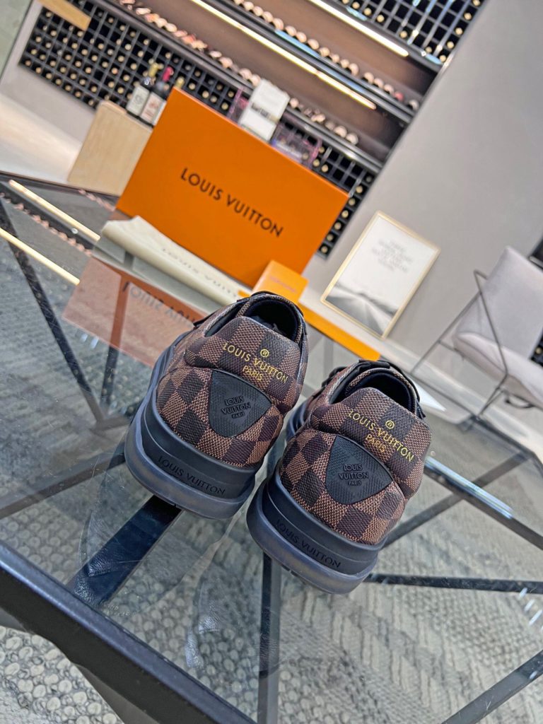 🎭 Brand: LOUIS VUITTON 🎭 Color: Original color matching 🎭 Yards: 38-44 standard 🎭 Price: 480 🎭 Material: Louis Vuitton ® New casual shoes! Original quality 🔜 Lapang process 👋 Imported cow leather upper ➕ Breathable mesh lining 💫 Stylish, simple and generous design 👣 Original LV outsole