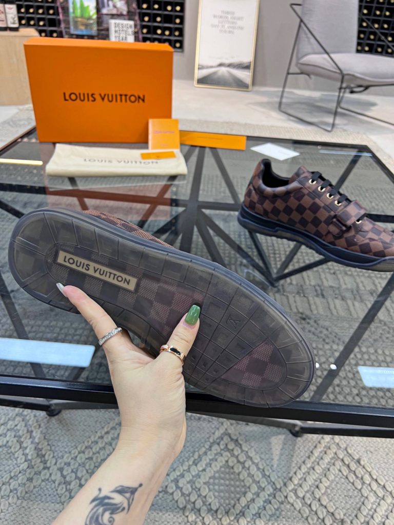 🎭 Brand: LOUIS VUITTON 🎭 Color: Original color matching 🎭 Yards: 38-44 standard 🎭 Price: 480 🎭 Material: Louis Vuitton ® New casual shoes! Original quality 🔜 Lapang process 👋 Imported cow leather upper ➕ Breathable mesh lining 💫 Stylish, simple and generous design 👣 Original LV outsole