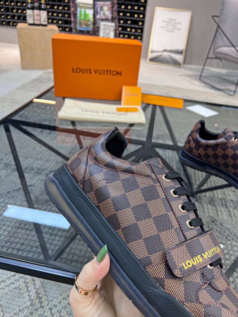 🎭 Brand: LOUIS VUITTON 🎭 Color: Original color matching 🎭 Yards: 38-44 standard 🎭 Price: 480 🎭 Material: Louis Vuitton ® New casual shoes! Original quality 🔜 Lapang process 👋 Imported cow leather upper ➕ Breathable mesh lining 💫 Stylish, simple and generous design 👣 Original LV outsole