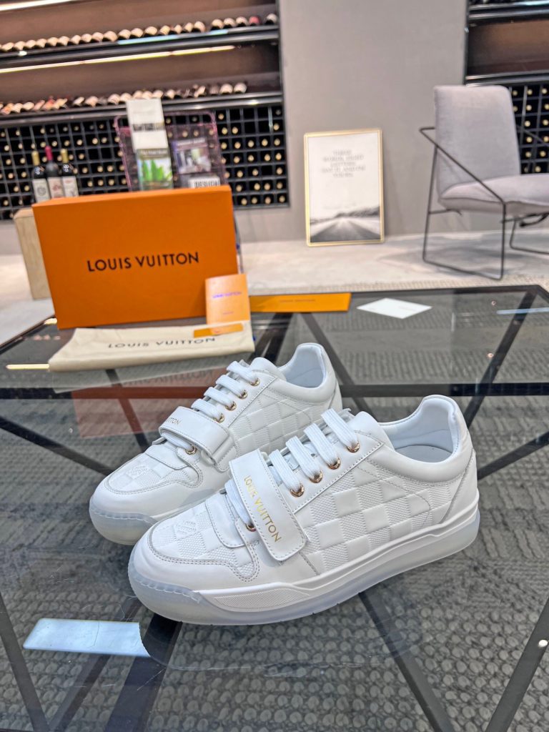 🎭 Brand: LOUIS VUITTON 🎭 Color: Original color matching 🎭 Yards: 38-44 standard 🎭 Price: 480 🎭 Material: Louis Vuitton ® New casual shoes! Original quality 🔜 Lapang process 👋 Imported cow leather upper ➕ Breathable mesh lining 💫 Stylish, simple and generous design 👣 Original LV outsole