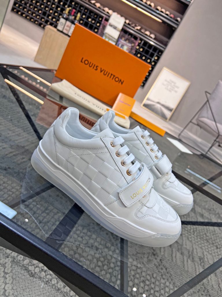 🎭 Brand: LOUIS VUITTON 🎭 Color: Original color matching 🎭 Yards: 38-44 standard 🎭 Price: 480 🎭 Material: Louis Vuitton ® New casual shoes! Original quality 🔜 Lapang process 👋 Imported cow leather upper ➕ Breathable mesh lining 💫 Stylish, simple and generous design 👣 Original LV outsole