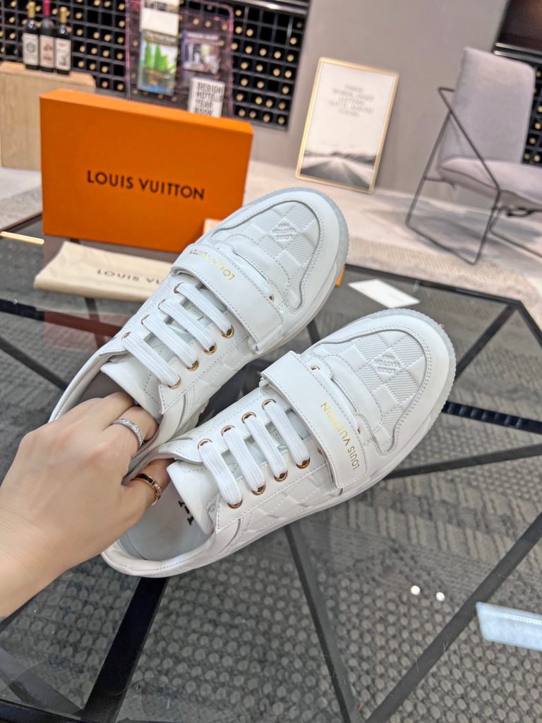 🎭 Brand: LOUIS VUITTON 🎭 Color: Original color matching 🎭 Yards: 38-44 standard 🎭 Price: 480 🎭 Material: Louis Vuitton ® New casual shoes! Original quality 🔜 Lapang process 👋 Imported cow leather upper ➕ Breathable mesh lining 💫 Stylish, simple and generous design 👣 Original LV outsole