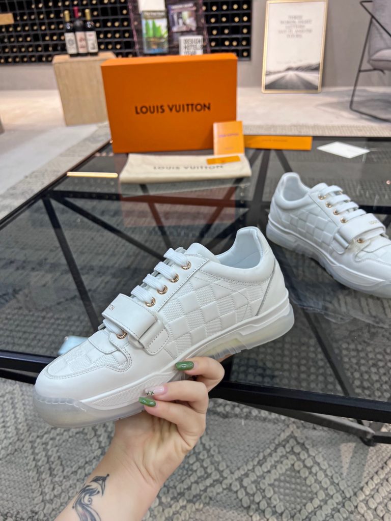 🎭 Brand: LOUIS VUITTON 🎭 Color: Original color matching 🎭 Yards: 38-44 standard 🎭 Price: 480 🎭 Material: Louis Vuitton ® New casual shoes! Original quality 🔜 Lapang process 👋 Imported cow leather upper ➕ Breathable mesh lining 💫 Stylish, simple and generous design 👣 Original LV outsole