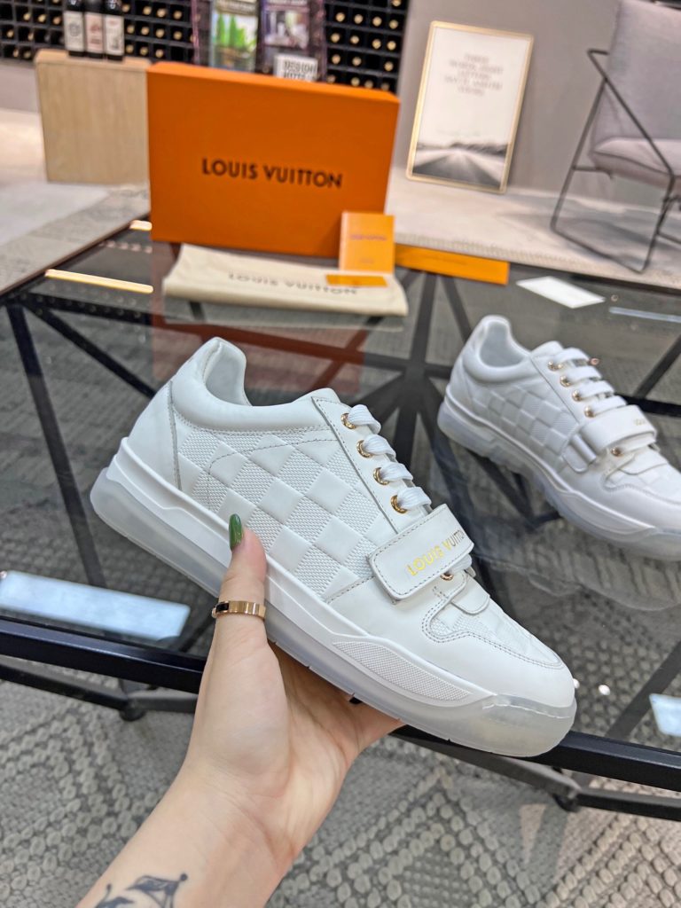 🎭 Brand: LOUIS VUITTON 🎭 Color: Original color matching 🎭 Yards: 38-44 standard 🎭 Price: 480 🎭 Material: Louis Vuitton ® New casual shoes! Original quality 🔜 Lapang process 👋 Imported cow leather upper ➕ Breathable mesh lining 💫 Stylish, simple and generous design 👣 Original LV outsole