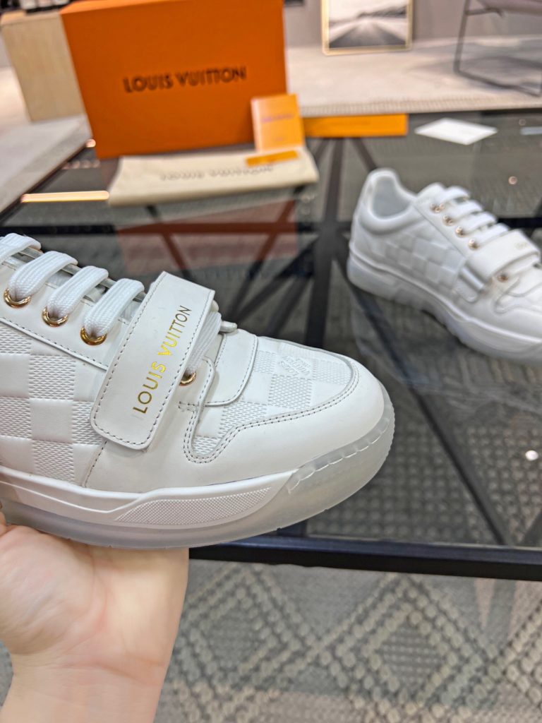 🎭 Brand: LOUIS VUITTON 🎭 Color: Original color matching 🎭 Yards: 38-44 standard 🎭 Price: 480 🎭 Material: Louis Vuitton ® New casual shoes! Original quality 🔜 Lapang process 👋 Imported cow leather upper ➕ Breathable mesh lining 💫 Stylish, simple and generous design 👣 Original LV outsole