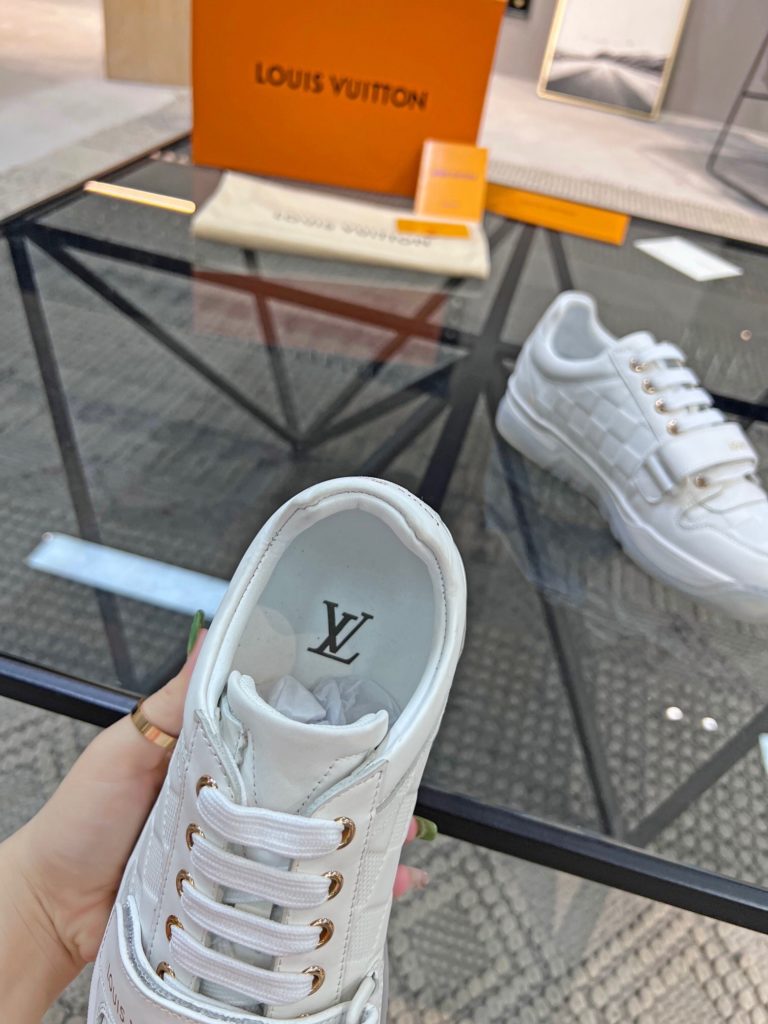 🎭 Brand: LOUIS VUITTON 🎭 Color: Original color matching 🎭 Yards: 38-44 standard 🎭 Price: 480 🎭 Material: Louis Vuitton ® New casual shoes! Original quality 🔜 Lapang process 👋 Imported cow leather upper ➕ Breathable mesh lining 💫 Stylish, simple and generous design 👣 Original LV outsole