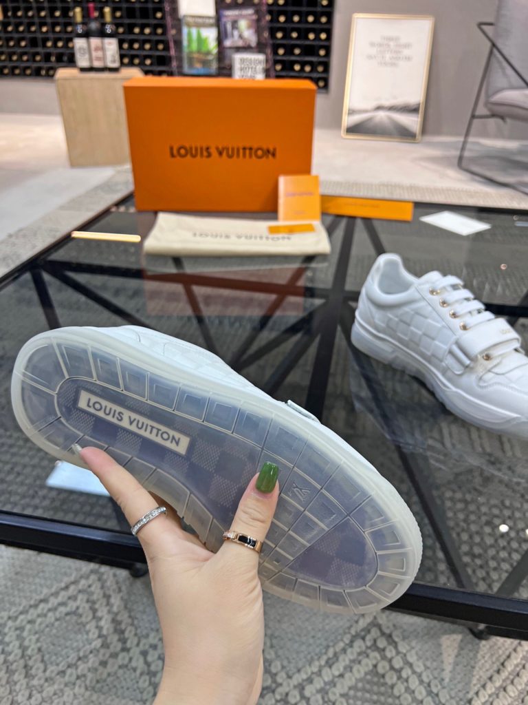 🎭 Brand: LOUIS VUITTON 🎭 Color: Original color matching 🎭 Yards: 38-44 standard 🎭 Price: 480 🎭 Material: Louis Vuitton ® New casual shoes! Original quality 🔜 Lapang process 👋 Imported cow leather upper ➕ Breathable mesh lining 💫 Stylish, simple and generous design 👣 Original LV outsole