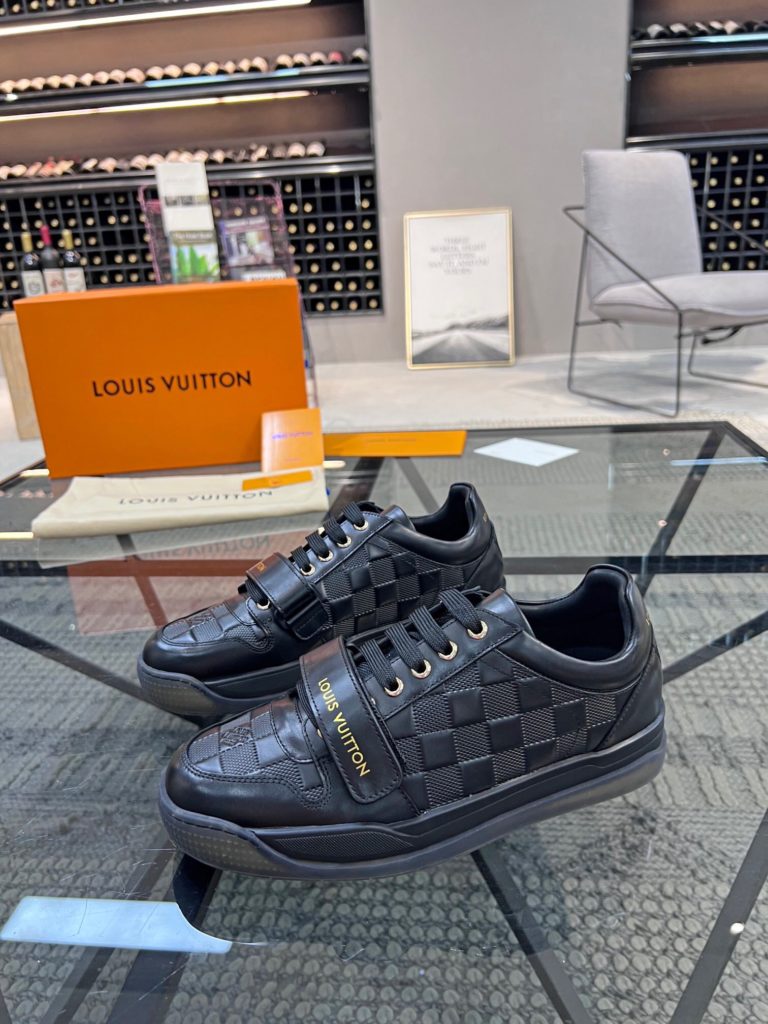 🎭 Brand: LOUIS VUITTON 🎭 Color: Original color matching 🎭 Yards: 38-44 standard 🎭 Price: 480 🎭 Material: Louis Vuitton ® New casual shoes! Original quality 🔜 Lapang process 👋 Imported cow leather upper ➕ Breathable mesh lining 💫 Stylish, simple and generous design 👣 Original LV outsole