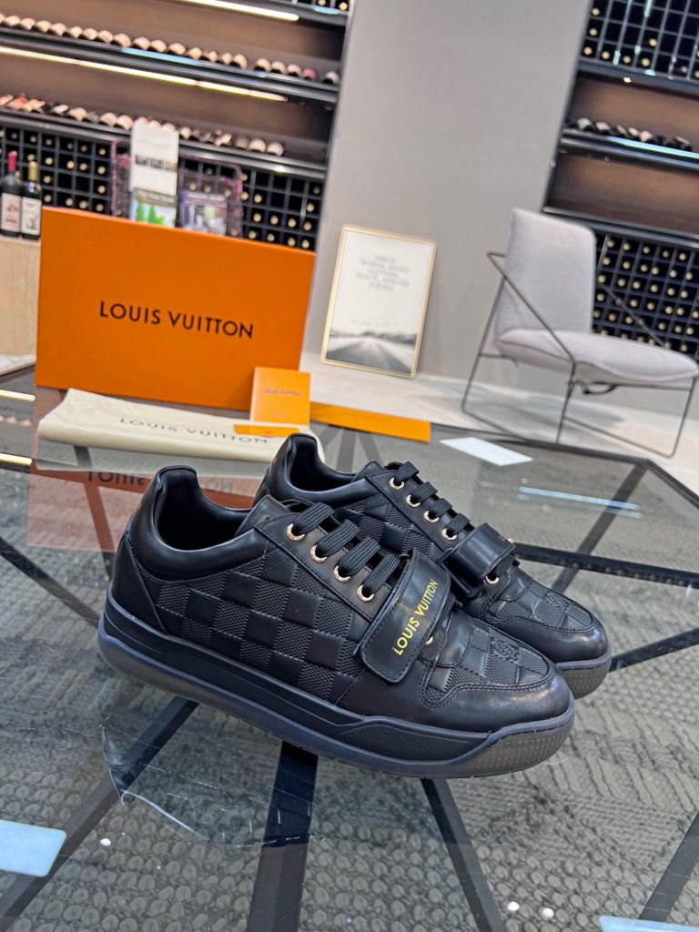 🎭 Brand: LOUIS VUITTON 🎭 Color: Original color matching 🎭 Yards: 38-44 standard 🎭 Price: 480 🎭 Material: Louis Vuitton ® New casual shoes! Original quality 🔜 Lapang process 👋 Imported cow leather upper ➕ Breathable mesh lining 💫 Stylish, simple and generous design 👣 Original LV outsole