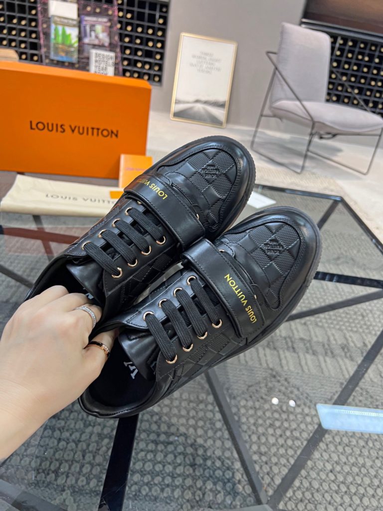 🎭 Brand: LOUIS VUITTON 🎭 Color: Original color matching 🎭 Yards: 38-44 standard 🎭 Price: 480 🎭 Material: Louis Vuitton ® New casual shoes! Original quality 🔜 Lapang process 👋 Imported cow leather upper ➕ Breathable mesh lining 💫 Stylish, simple and generous design 👣 Original LV outsole