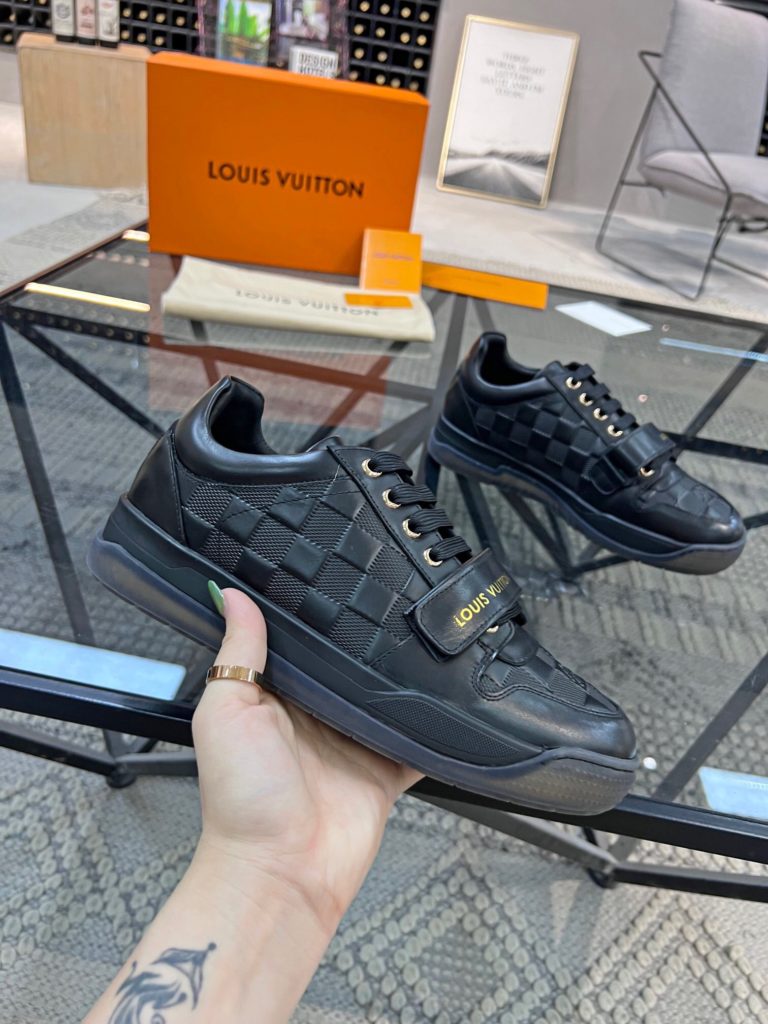 🎭 Brand: LOUIS VUITTON 🎭 Color: Original color matching 🎭 Yards: 38-44 standard 🎭 Price: 480 🎭 Material: Louis Vuitton ® New casual shoes! Original quality 🔜 Lapang process 👋 Imported cow leather upper ➕ Breathable mesh lining 💫 Stylish, simple and generous design 👣 Original LV outsole