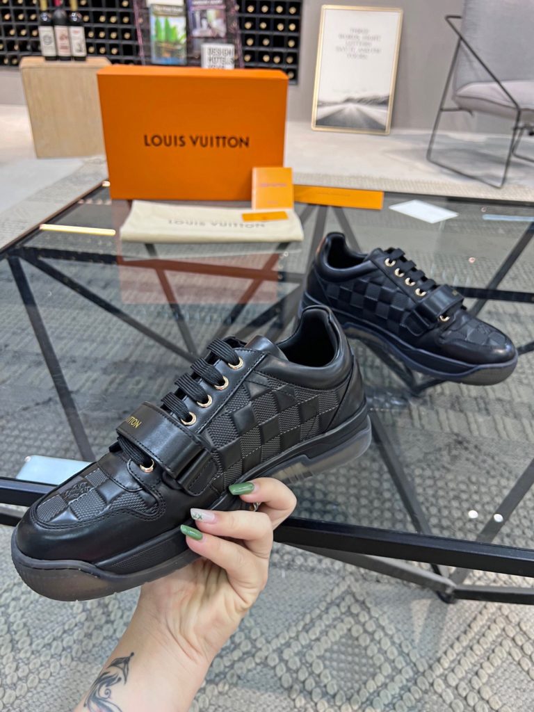 🎭 Brand: LOUIS VUITTON 🎭 Color: Original color matching 🎭 Yards: 38-44 standard 🎭 Price: 480 🎭 Material: Louis Vuitton ® New casual shoes! Original quality 🔜 Lapang process 👋 Imported cow leather upper ➕ Breathable mesh lining 💫 Stylish, simple and generous design 👣 Original LV outsole