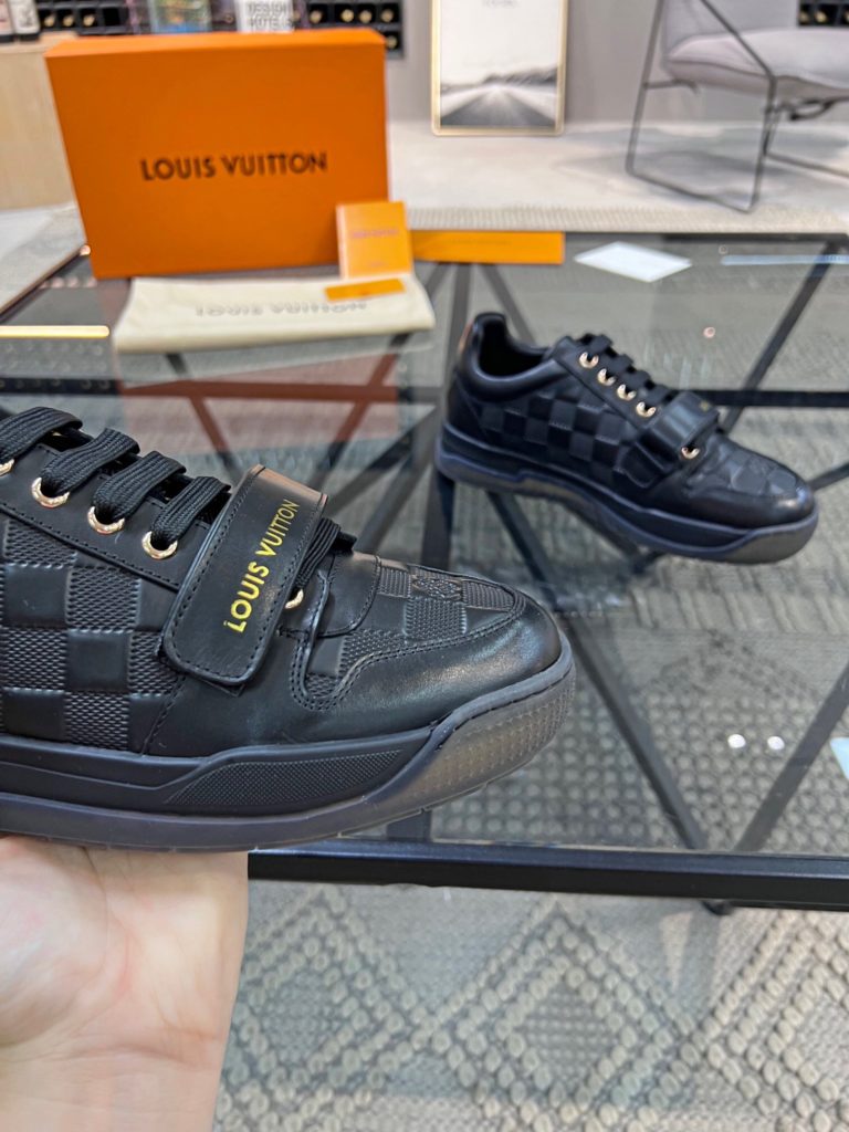 🎭 Brand: LOUIS VUITTON 🎭 Color: Original color matching 🎭 Yards: 38-44 standard 🎭 Price: 480 🎭 Material: Louis Vuitton ® New casual shoes! Original quality 🔜 Lapang process 👋 Imported cow leather upper ➕ Breathable mesh lining 💫 Stylish, simple and generous design 👣 Original LV outsole