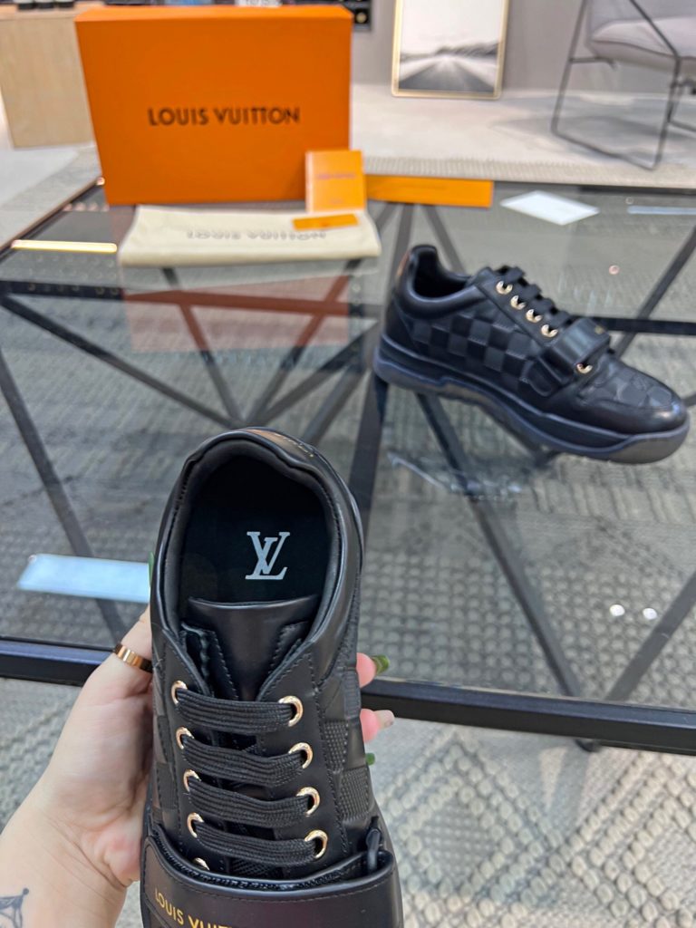 🎭 Brand: LOUIS VUITTON 🎭 Color: Original color matching 🎭 Yards: 38-44 standard 🎭 Price: 480 🎭 Material: Louis Vuitton ® New casual shoes! Original quality 🔜 Lapang process 👋 Imported cow leather upper ➕ Breathable mesh lining 💫 Stylish, simple and generous design 👣 Original LV outsole