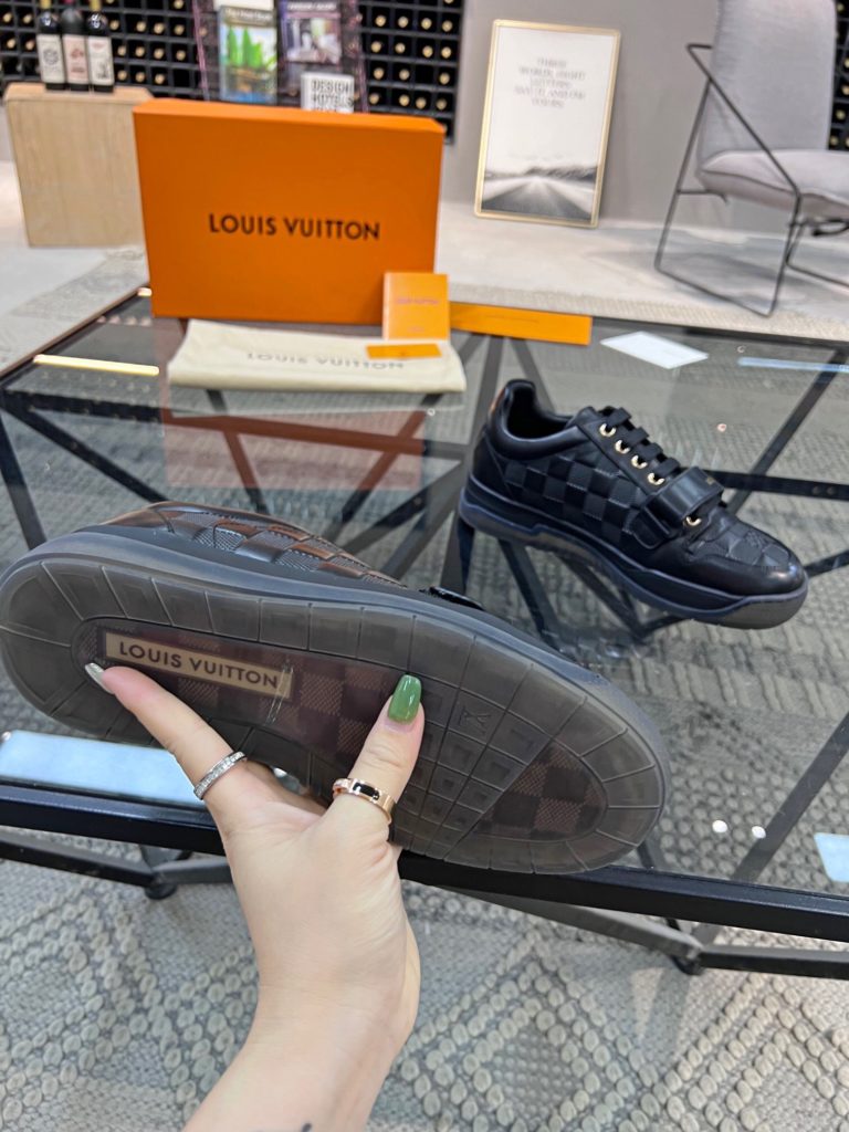 🎭 Brand: LOUIS VUITTON 🎭 Color: Original color matching 🎭 Yards: 38-44 standard 🎭 Price: 480 🎭 Material: Louis Vuitton ® New casual shoes! Original quality 🔜 Lapang process 👋 Imported cow leather upper ➕ Breathable mesh lining 💫 Stylish, simple and generous design 👣 Original LV outsole