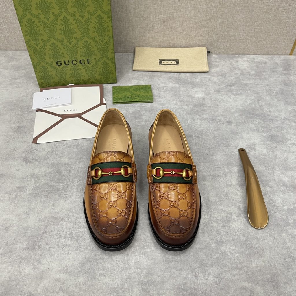 💋💍 GUCCI Ancient~Chixin Men's Horse Titles Buckle Lefu Shoes Leather Shoes This Lefu shoe has always been a classic piece of Gucc *'s various series, constantly adding subtle new ideas to classic design, and continuously reproducing the collection of classic elements. The series aims to break through the constraints of the inherent rules of the fashion world, conveying the design concept that a piece should not only be popular for one season, but that it will continue to evolve over time. This shoe features imported cow leather/beaded open edge leather/embossed cow leather/GG canvas leather for a new interpretation, embellished with classic details. Red and green striped webbing and palladium toned horse clasps symbolize the equestrian world, celebrating the brand's equestrian roots with low-key details. The inner lining is dyed with cow leather to create an original leather outsole for comfort and strong experience. The pursuit of high-quality shoes looks like they are packaged in the original box. Standard leather shoes are available in sizes of 39~44 # (38.45.46 🉑 : Customized)