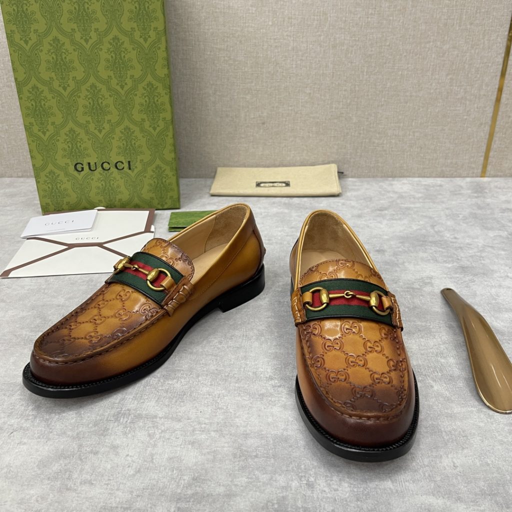 💋💍 GUCCI Ancient~Chixin Men's Horse Titles Buckle Lefu Shoes Leather Shoes This Lefu shoe has always been a classic piece of Gucc *'s various series, constantly adding subtle new ideas to classic design, and continuously reproducing the collection of classic elements. The series aims to break through the constraints of the inherent rules of the fashion world, conveying the design concept that a piece should not only be popular for one season, but that it will continue to evolve over time. This shoe features imported cow leather/beaded open edge leather/embossed cow leather/GG canvas leather for a new interpretation, embellished with classic details. Red and green striped webbing and palladium toned horse clasps symbolize the equestrian world, celebrating the brand's equestrian roots with low-key details. The inner lining is dyed with cow leather to create an original leather outsole for comfort and strong experience. The pursuit of high-quality shoes looks like they are packaged in the original box. Standard leather shoes are available in sizes of 39~44 # (38.45.46 🉑 : Customized)