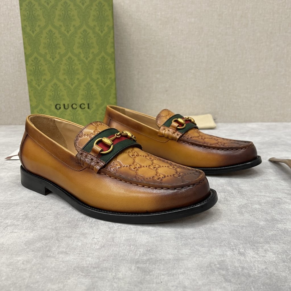 💋💍 GUCCI Ancient~Chixin Men's Horse Titles Buckle Lefu Shoes Leather Shoes This Lefu shoe has always been a classic piece of Gucc *'s various series, constantly adding subtle new ideas to classic design, and continuously reproducing the collection of classic elements. The series aims to break through the constraints of the inherent rules of the fashion world, conveying the design concept that a piece should not only be popular for one season, but that it will continue to evolve over time. This shoe features imported cow leather/beaded open edge leather/embossed cow leather/GG canvas leather for a new interpretation, embellished with classic details. Red and green striped webbing and palladium toned horse clasps symbolize the equestrian world, celebrating the brand's equestrian roots with low-key details. The inner lining is dyed with cow leather to create an original leather outsole for comfort and strong experience. The pursuit of high-quality shoes looks like they are packaged in the original box. Standard leather shoes are available in sizes of 39~44 # (38.45.46 🉑 : Customized)