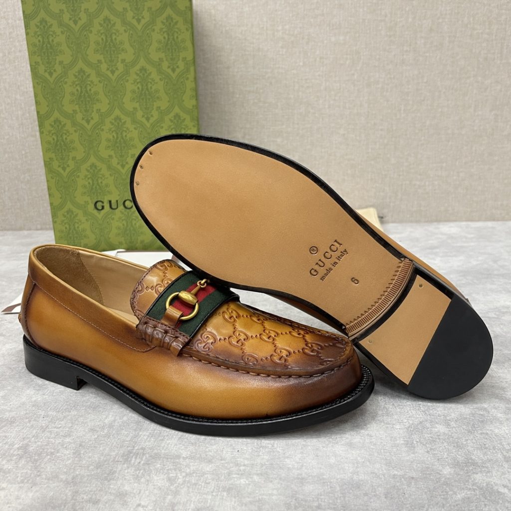 💋💍 GUCCI Ancient~Chixin Men's Horse Titles Buckle Lefu Shoes Leather Shoes This Lefu shoe has always been a classic piece of Gucc *'s various series, constantly adding subtle new ideas to classic design, and continuously reproducing the collection of classic elements. The series aims to break through the constraints of the inherent rules of the fashion world, conveying the design concept that a piece should not only be popular for one season, but that it will continue to evolve over time. This shoe features imported cow leather/beaded open edge leather/embossed cow leather/GG canvas leather for a new interpretation, embellished with classic details. Red and green striped webbing and palladium toned horse clasps symbolize the equestrian world, celebrating the brand's equestrian roots with low-key details. The inner lining is dyed with cow leather to create an original leather outsole for comfort and strong experience. The pursuit of high-quality shoes looks like they are packaged in the original box. Standard leather shoes are available in sizes of 39~44 # (38.45.46 🉑 : Customized)