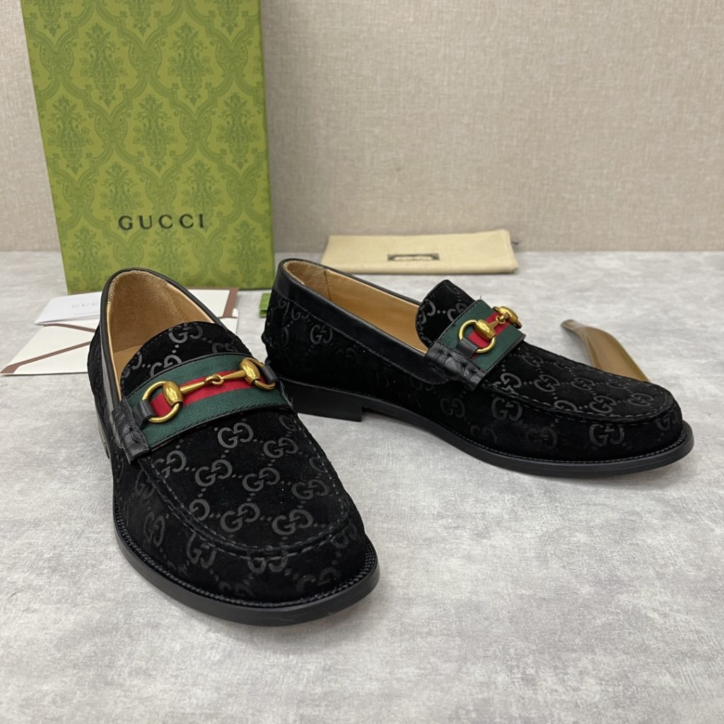 💋💍 GUCCI Ancient~Chixin Men's Horse Titles Buckle Lefu Shoes Leather Shoes This Lefu shoe has always been a classic piece of Gucc *'s various series, constantly adding subtle new ideas to classic design, and continuously reproducing the collection of classic elements. The series aims to break through the constraints of the inherent rules of the fashion world, conveying the design concept that a piece should not only be popular for one season, but that it will continue to evolve over time. This shoe features imported cow leather/beaded open edge leather/embossed cow leather/GG canvas leather for a new interpretation, embellished with classic details. Red and green striped webbing and palladium toned horse clasps symbolize the equestrian world, celebrating the brand's equestrian roots with low-key details. The inner lining is dyed with cow leather to create an original leather outsole for comfort and strong experience. The pursuit of high-quality shoes looks like they are packaged in the original box. Standard leather shoes are available in sizes of 39~44 # (38.45.46 🉑 : Customized)