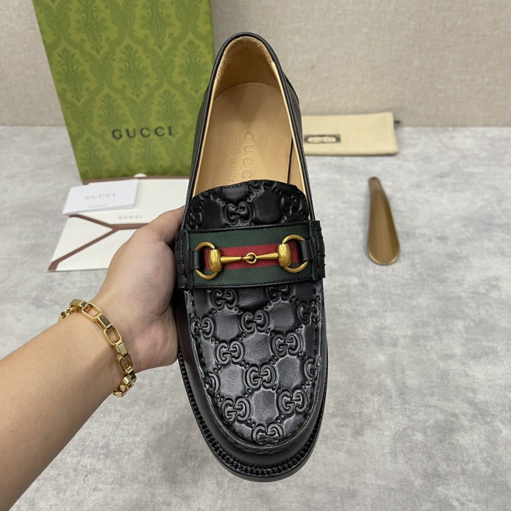 💋💍 GUCCI Ancient~Chixin Men's Horse Titles Buckle Lefu Shoes Leather Shoes This Lefu shoe has always been a classic piece of Gucc *'s various series, constantly adding subtle new ideas to classic design, and continuously reproducing the collection of classic elements. The series aims to break through the constraints of the inherent rules of the fashion world, conveying the design concept that a piece should not only be popular for one season, but that it will continue to evolve over time. This shoe features imported cow leather/beaded open edge leather/embossed cow leather/GG canvas leather for a new interpretation, embellished with classic details. Red and green striped webbing and palladium toned horse clasps symbolize the equestrian world, celebrating the brand's equestrian roots with low-key details. The inner lining is dyed with cow leather to create an original leather outsole for comfort and strong experience. The pursuit of high-quality shoes looks like they are packaged in the original box. Standard leather shoes are available in sizes of 39~44 # (38.45.46 🉑 : Customized)