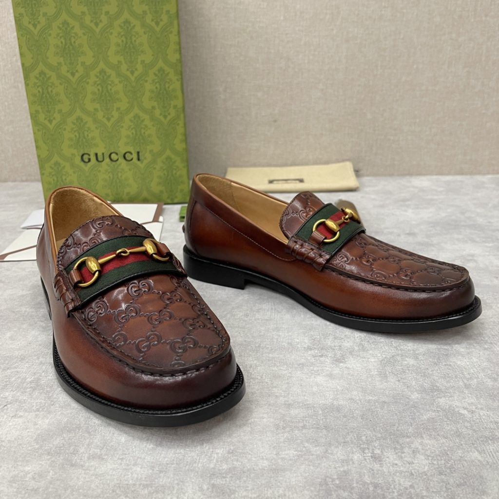 💋💍 GUCCI Ancient~Chixin Men's Horse Titles Buckle Lefu Shoes Leather Shoes This Lefu shoe has always been a classic piece of Gucc *'s various series, constantly adding subtle new ideas to classic design, and continuously reproducing the collection of classic elements. The series aims to break through the constraints of the inherent rules of the fashion world, conveying the design concept that a piece should not only be popular for one season, but that it will continue to evolve over time. This shoe features imported cow leather/beaded open edge leather/embossed cow leather/GG canvas leather for a new interpretation, embellished with classic details. Red and green striped webbing and palladium toned horse clasps symbolize the equestrian world, celebrating the brand's equestrian roots with low-key details. The inner lining is dyed with cow leather to create an original leather outsole for comfort and strong experience. The pursuit of high-quality shoes looks like they are packaged in the original box. Standard leather shoes are available in sizes of 39~44 # (38.45.46 🉑 : Customized)