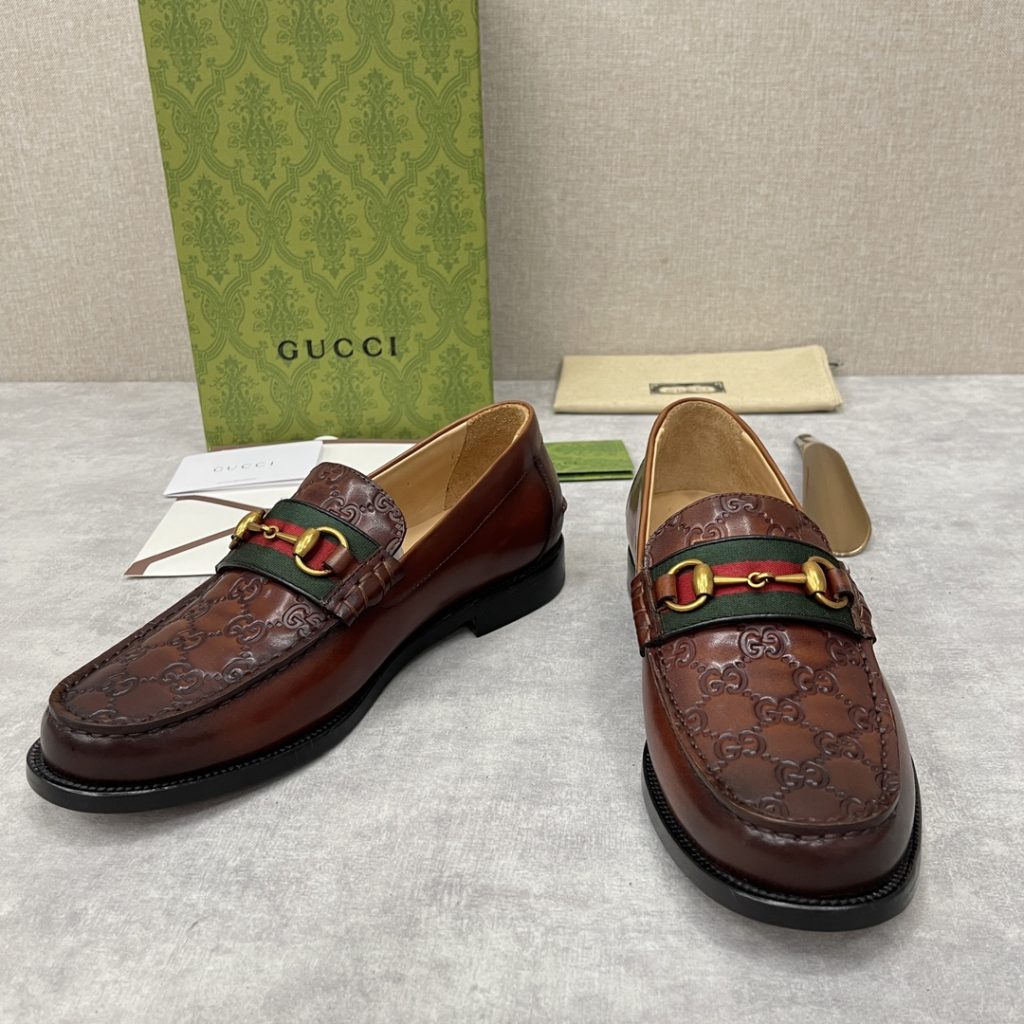 💋💍 GUCCI Ancient~Chixin Men's Horse Titles Buckle Lefu Shoes Leather Shoes This Lefu shoe has always been a classic piece of Gucc *'s various series, constantly adding subtle new ideas to classic design, and continuously reproducing the collection of classic elements. The series aims to break through the constraints of the inherent rules of the fashion world, conveying the design concept that a piece should not only be popular for one season, but that it will continue to evolve over time. This shoe features imported cow leather/beaded open edge leather/embossed cow leather/GG canvas leather for a new interpretation, embellished with classic details. Red and green striped webbing and palladium toned horse clasps symbolize the equestrian world, celebrating the brand's equestrian roots with low-key details. The inner lining is dyed with cow leather to create an original leather outsole for comfort and strong experience. The pursuit of high-quality shoes looks like they are packaged in the original box. Standard leather shoes are available in sizes of 39~44 # (38.45.46 🉑 : Customized)