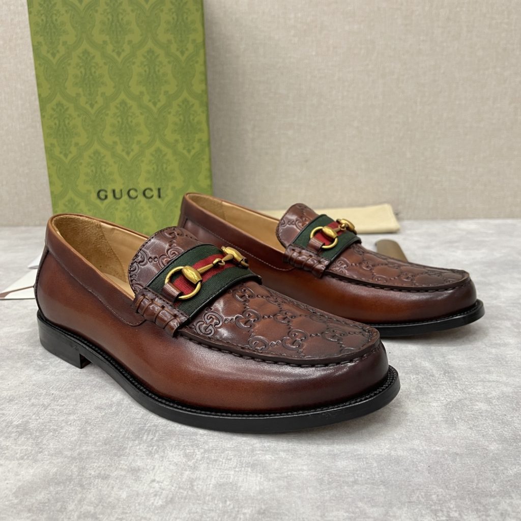 💋💍 GUCCI Ancient~Chixin Men's Horse Titles Buckle Lefu Shoes Leather Shoes This Lefu shoe has always been a classic piece of Gucc *'s various series, constantly adding subtle new ideas to classic design, and continuously reproducing the collection of classic elements. The series aims to break through the constraints of the inherent rules of the fashion world, conveying the design concept that a piece should not only be popular for one season, but that it will continue to evolve over time. This shoe features imported cow leather/beaded open edge leather/embossed cow leather/GG canvas leather for a new interpretation, embellished with classic details. Red and green striped webbing and palladium toned horse clasps symbolize the equestrian world, celebrating the brand's equestrian roots with low-key details. The inner lining is dyed with cow leather to create an original leather outsole for comfort and strong experience. The pursuit of high-quality shoes looks like they are packaged in the original box. Standard leather shoes are available in sizes of 39~44 # (38.45.46 🉑 : Customized)