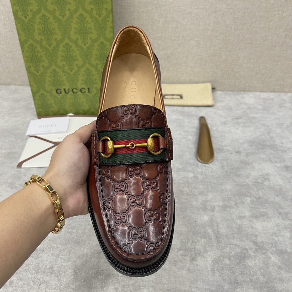 💋💍 GUCCI Ancient~Chixin Men's Horse Titles Buckle Lefu Shoes Leather Shoes This Lefu shoe has always been a classic piece of Gucc *'s various series, constantly adding subtle new ideas to classic design, and continuously reproducing the collection of classic elements. The series aims to break through the constraints of the inherent rules of the fashion world, conveying the design concept that a piece should not only be popular for one season, but that it will continue to evolve over time. This shoe features imported cow leather/beaded open edge leather/embossed cow leather/GG canvas leather for a new interpretation, embellished with classic details. Red and green striped webbing and palladium toned horse clasps symbolize the equestrian world, celebrating the brand's equestrian roots with low-key details. The inner lining is dyed with cow leather to create an original leather outsole for comfort and strong experience. The pursuit of high-quality shoes looks like they are packaged in the original box. Standard leather shoes are available in sizes of 39~44 # (38.45.46 🉑 : Customized)