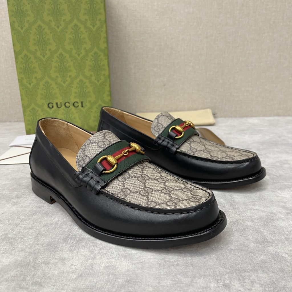 💋💍 GUCCI Ancient~Chixin Men's Horse Titles Buckle Lefu Shoes Leather Shoes This Lefu shoe has always been a classic piece of Gucc *'s various series, constantly adding subtle new ideas to classic design, and continuously reproducing the collection of classic elements. The series aims to break through the constraints of the inherent rules of the fashion world, conveying the design concept that a piece should not only be popular for one season, but that it will continue to evolve over time. This shoe features imported cow leather/beaded open edge leather/embossed cow leather/GG canvas leather for a new interpretation, embellished with classic details. Red and green striped webbing and palladium toned horse clasps symbolize the equestrian world, celebrating the brand's equestrian roots with low-key details. The inner lining is dyed with cow leather to create an original leather outsole for comfort and strong experience. The pursuit of high-quality shoes looks like they are packaged in the original box. Standard leather shoes are available in sizes of 39~44 # (38.45.46 🉑 : Customized)