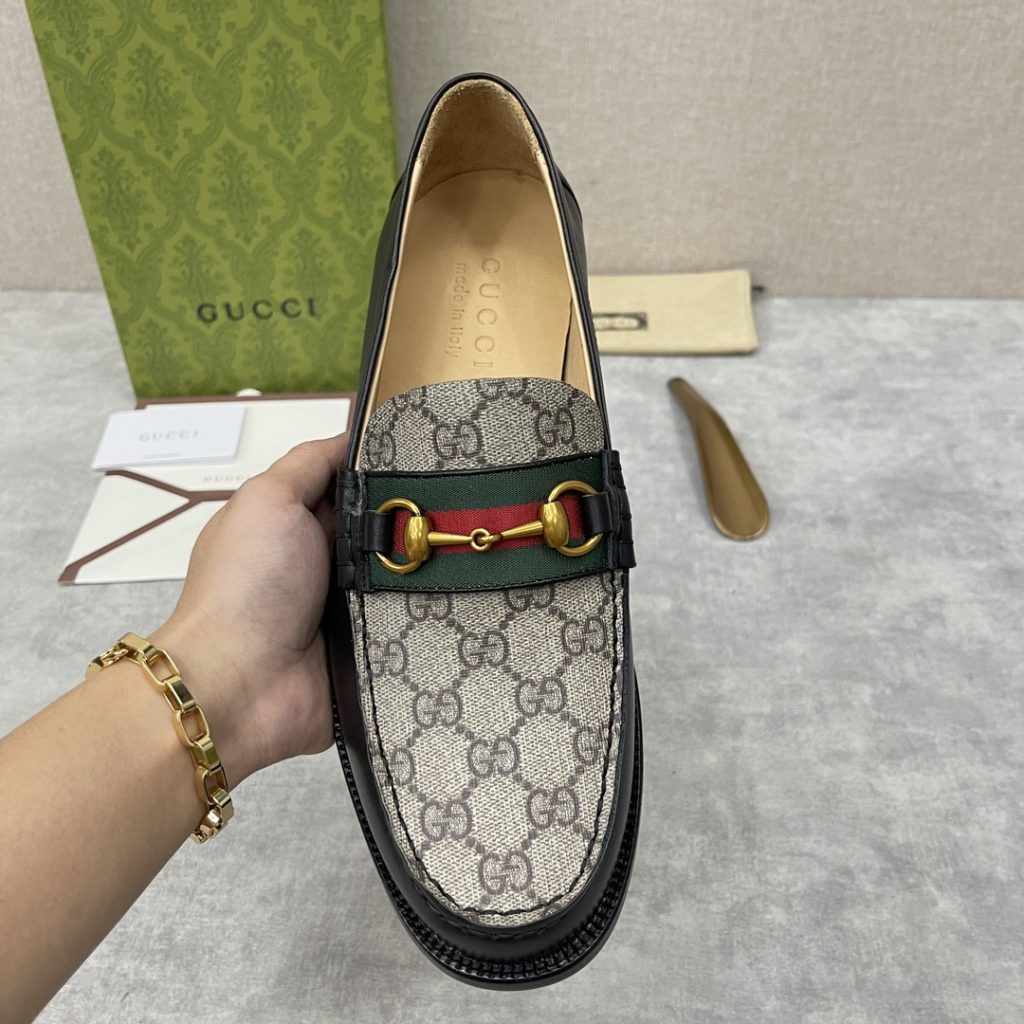 💋💍 GUCCI Ancient~Chixin Men's Horse Titles Buckle Lefu Shoes Leather Shoes This Lefu shoe has always been a classic piece of Gucc *'s various series, constantly adding subtle new ideas to classic design, and continuously reproducing the collection of classic elements. The series aims to break through the constraints of the inherent rules of the fashion world, conveying the design concept that a piece should not only be popular for one season, but that it will continue to evolve over time. This shoe features imported cow leather/beaded open edge leather/embossed cow leather/GG canvas leather for a new interpretation, embellished with classic details. Red and green striped webbing and palladium toned horse clasps symbolize the equestrian world, celebrating the brand's equestrian roots with low-key details. The inner lining is dyed with cow leather to create an original leather outsole for comfort and strong experience. The pursuit of high-quality shoes looks like they are packaged in the original box. Standard leather shoes are available in sizes of 39~44 # (38.45.46 🉑 : Customized)