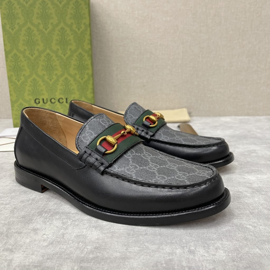 💋💍 GUCCI Ancient~Chixin Men's Horse Titles Buckle Lefu Shoes Leather Shoes This Lefu shoe has always been a classic piece of Gucc *'s various series, constantly adding subtle new ideas to classic design, and continuously reproducing the collection of classic elements. The series aims to break through the constraints of the inherent rules of the fashion world, conveying the design concept that a piece should not only be popular for one season, but that it will continue to evolve over time. This shoe features imported cow leather/beaded open edge leather/embossed cow leather/GG canvas leather for a new interpretation, embellished with classic details. Red and green striped webbing and palladium toned horse clasps symbolize the equestrian world, celebrating the brand's equestrian roots with low-key details. The inner lining is dyed with cow leather to create an original leather outsole for comfort and strong experience. The pursuit of high-quality shoes looks like they are packaged in the original box. Standard leather shoes are available in sizes of 39~44 # (38.45.46 🉑 : Customized)