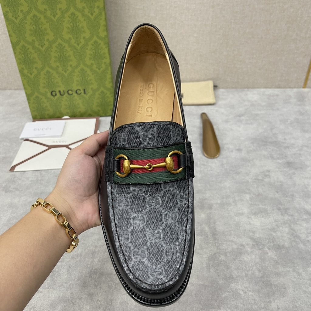 💋💍 GUCCI Ancient~Chixin Men's Horse Titles Buckle Lefu Shoes Leather Shoes This Lefu shoe has always been a classic piece of Gucc *'s various series, constantly adding subtle new ideas to classic design, and continuously reproducing the collection of classic elements. The series aims to break through the constraints of the inherent rules of the fashion world, conveying the design concept that a piece should not only be popular for one season, but that it will continue to evolve over time. This shoe features imported cow leather/beaded open edge leather/embossed cow leather/GG canvas leather for a new interpretation, embellished with classic details. Red and green striped webbing and palladium toned horse clasps symbolize the equestrian world, celebrating the brand's equestrian roots with low-key details. The inner lining is dyed with cow leather to create an original leather outsole for comfort and strong experience. The pursuit of high-quality shoes looks like they are packaged in the original box. Standard leather shoes are available in sizes of 39~44 # (38.45.46 🉑 : Customized)