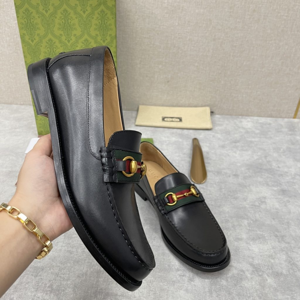 💋💍 GUCCI Ancient~Chixin Men's Horse Titles Buckle Lefu Shoes Leather Shoes This Lefu shoe has always been a classic piece of Gucc *'s various series, constantly adding subtle new ideas to classic design, and continuously reproducing the collection of classic elements. The series aims to break through the constraints of the inherent rules of the fashion world, conveying the design concept that a piece should not only be popular for one season, but that it will continue to evolve over time. This shoe features imported cow leather/beaded open edge leather/embossed cow leather/GG canvas leather for a new interpretation, embellished with classic details. Red and green striped webbing and palladium toned horse clasps symbolize the equestrian world, celebrating the brand's equestrian roots with low-key details. The inner lining is dyed with cow leather to create an original leather outsole for comfort and strong experience. The pursuit of high-quality shoes looks like they are packaged in the original box. Standard leather shoes are available in sizes of 39~44 # (38.45.46 🉑 : Customized)