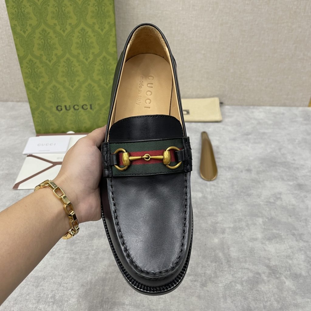 💋💍 GUCCI Ancient~Chixin Men's Horse Titles Buckle Lefu Shoes Leather Shoes This Lefu shoe has always been a classic piece of Gucc *'s various series, constantly adding subtle new ideas to classic design, and continuously reproducing the collection of classic elements. The series aims to break through the constraints of the inherent rules of the fashion world, conveying the design concept that a piece should not only be popular for one season, but that it will continue to evolve over time. This shoe features imported cow leather/beaded open edge leather/embossed cow leather/GG canvas leather for a new interpretation, embellished with classic details. Red and green striped webbing and palladium toned horse clasps symbolize the equestrian world, celebrating the brand's equestrian roots with low-key details. The inner lining is dyed with cow leather to create an original leather outsole for comfort and strong experience. The pursuit of high-quality shoes looks like they are packaged in the original box. Standard leather shoes are available in sizes of 39~44 # (38.45.46 🉑 : Customized)