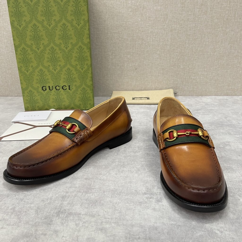 💋💍 GUCCI Ancient~Chixin Men's Horse Titles Buckle Lefu Shoes Leather Shoes This Lefu shoe has always been a classic piece of Gucc *'s various series, constantly adding subtle new ideas to classic design, and continuously reproducing the collection of classic elements. The series aims to break through the constraints of the inherent rules of the fashion world, conveying the design concept that a piece should not only be popular for one season, but that it will continue to evolve over time. This shoe features imported cow leather/beaded open edge leather/embossed cow leather/GG canvas leather for a new interpretation, embellished with classic details. Red and green striped webbing and palladium toned horse clasps symbolize the equestrian world, celebrating the brand's equestrian roots with low-key details. The inner lining is dyed with cow leather to create an original leather outsole for comfort and strong experience. The pursuit of high-quality shoes looks like they are packaged in the original box. Standard leather shoes are available in sizes of 39~44 # (38.45.46 🉑 : Customized)